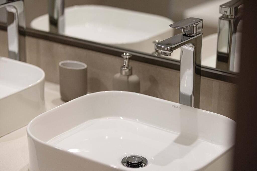 דירות דובאי Chic 2 Bed Near Trade Centre With 5 Star Amenities מראה חיצוני תמונה